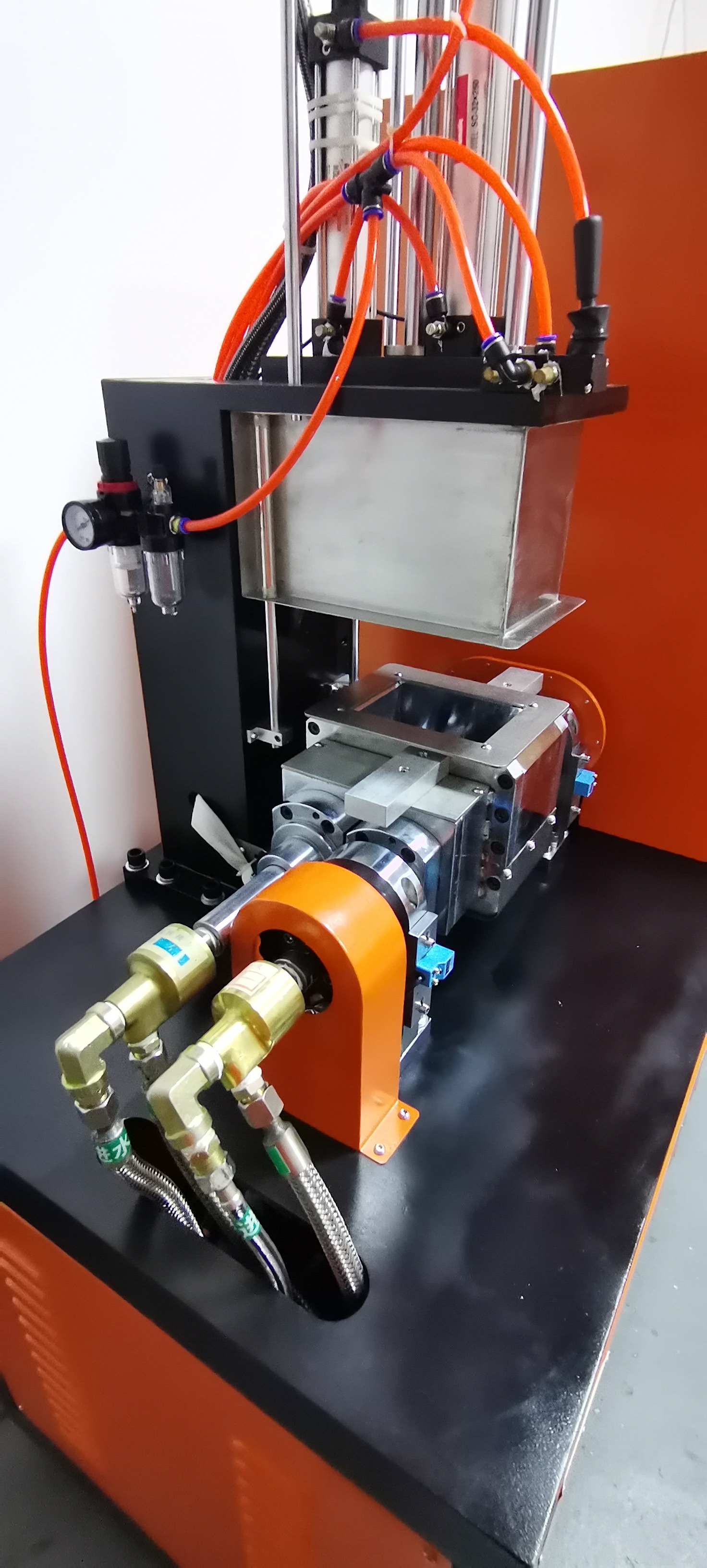 密煉機(jī)密煉倉展示