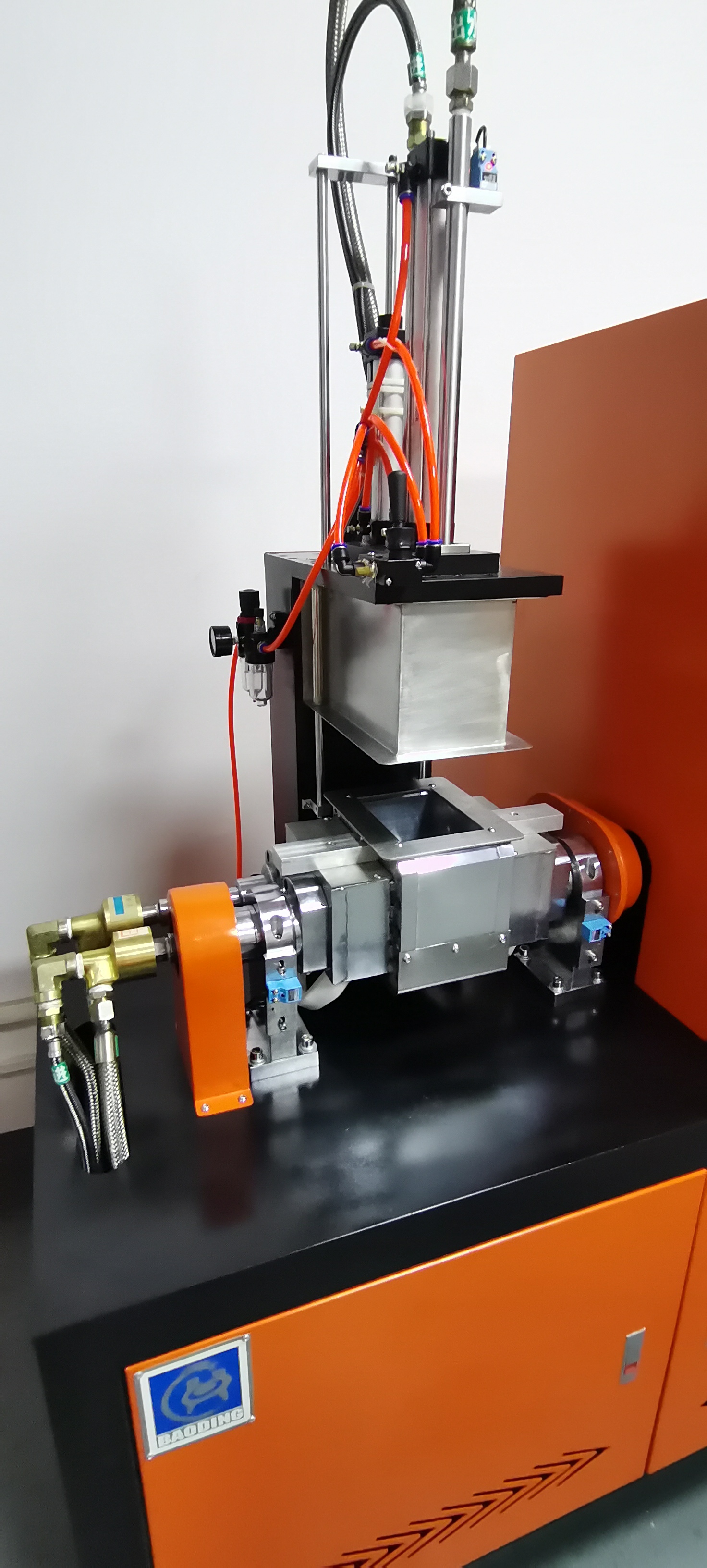 實(shí)驗(yàn)室翻轉(zhuǎn)式程控小型0.5升密煉機(jī)